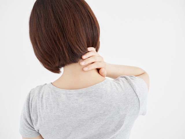 ストレートネックの症状に悩む女性