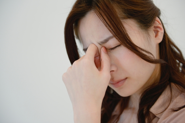 眼精疲労の症状に悩む女性