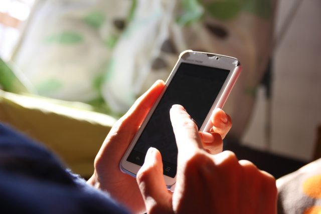 長時間のスマホ操作も原因のひとつです