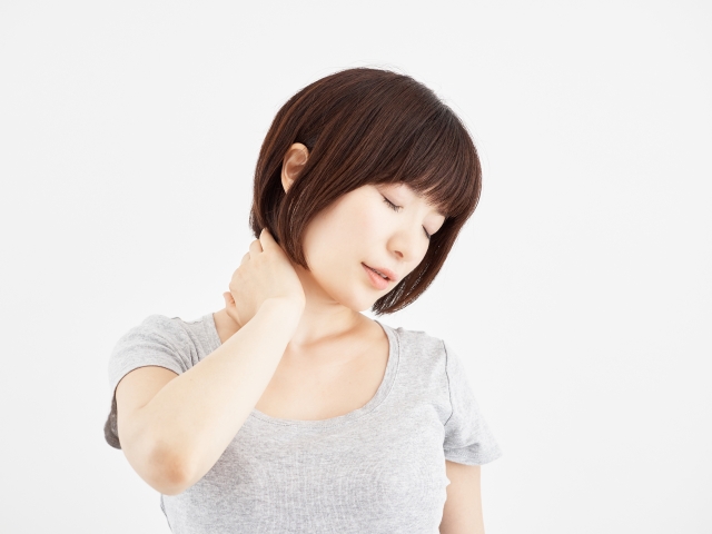 寝違えの症状に悩む女性
