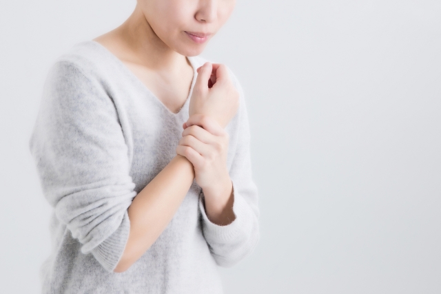 手のしびれに悩む女性