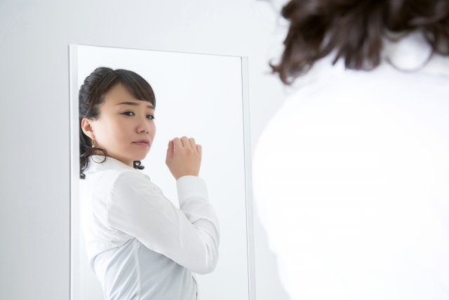 自分の姿勢が気になる女性